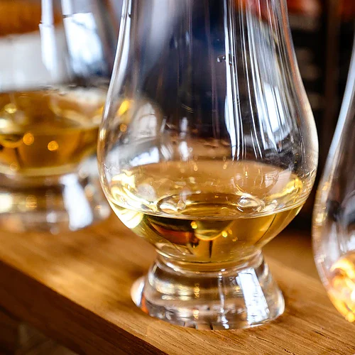 Glas med whiskey på en Whiskeyprovning i Skottland