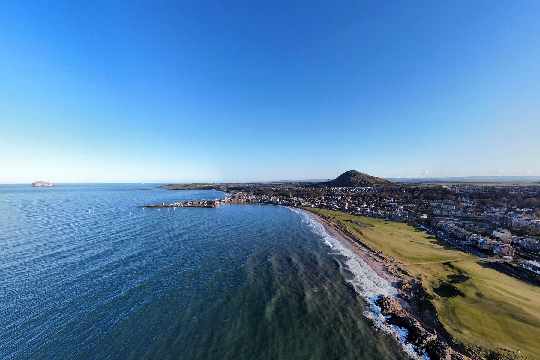En golfbana vid havet i St Andrews i Skottland