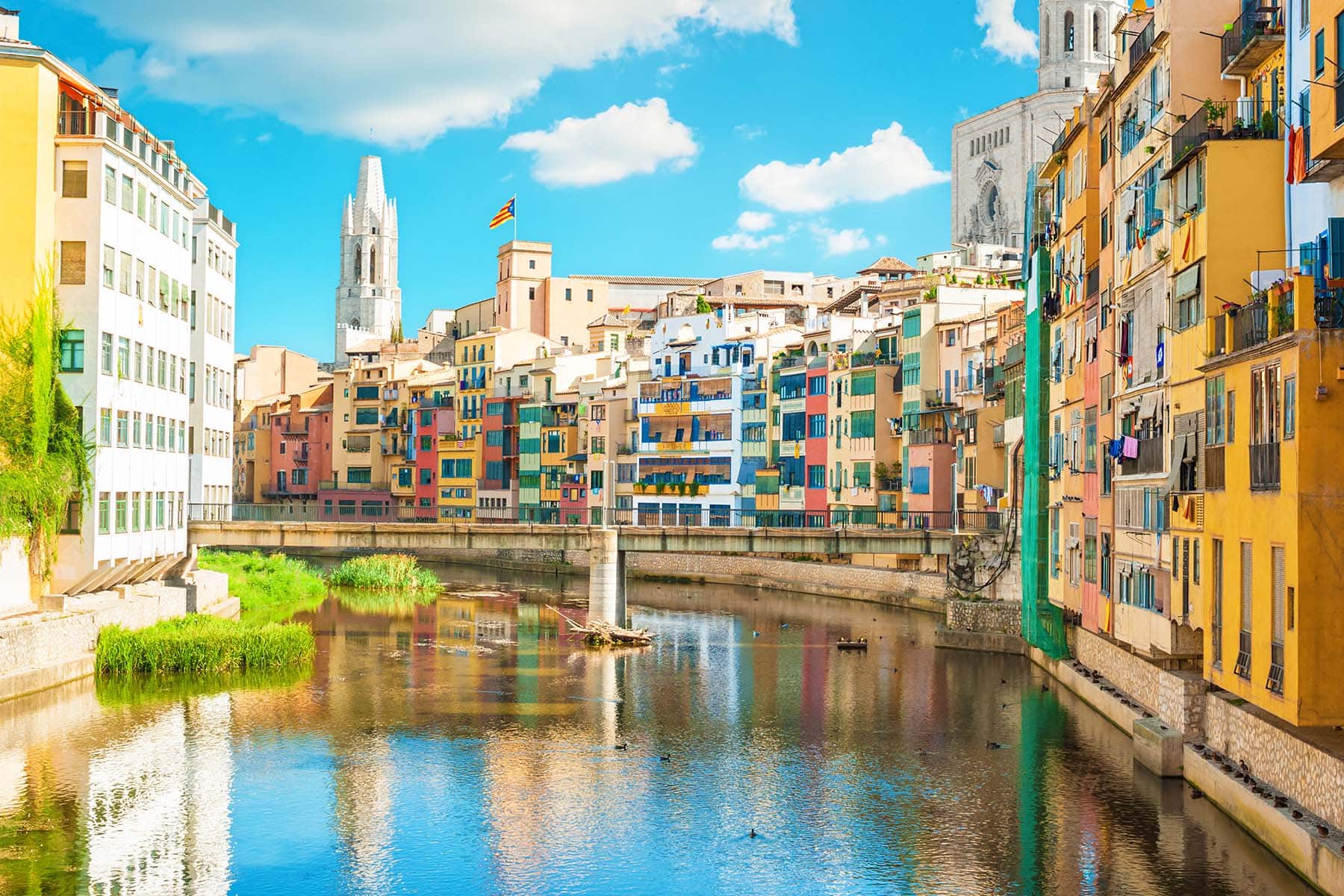 en kanal som rinner igenom en stad i Spanien