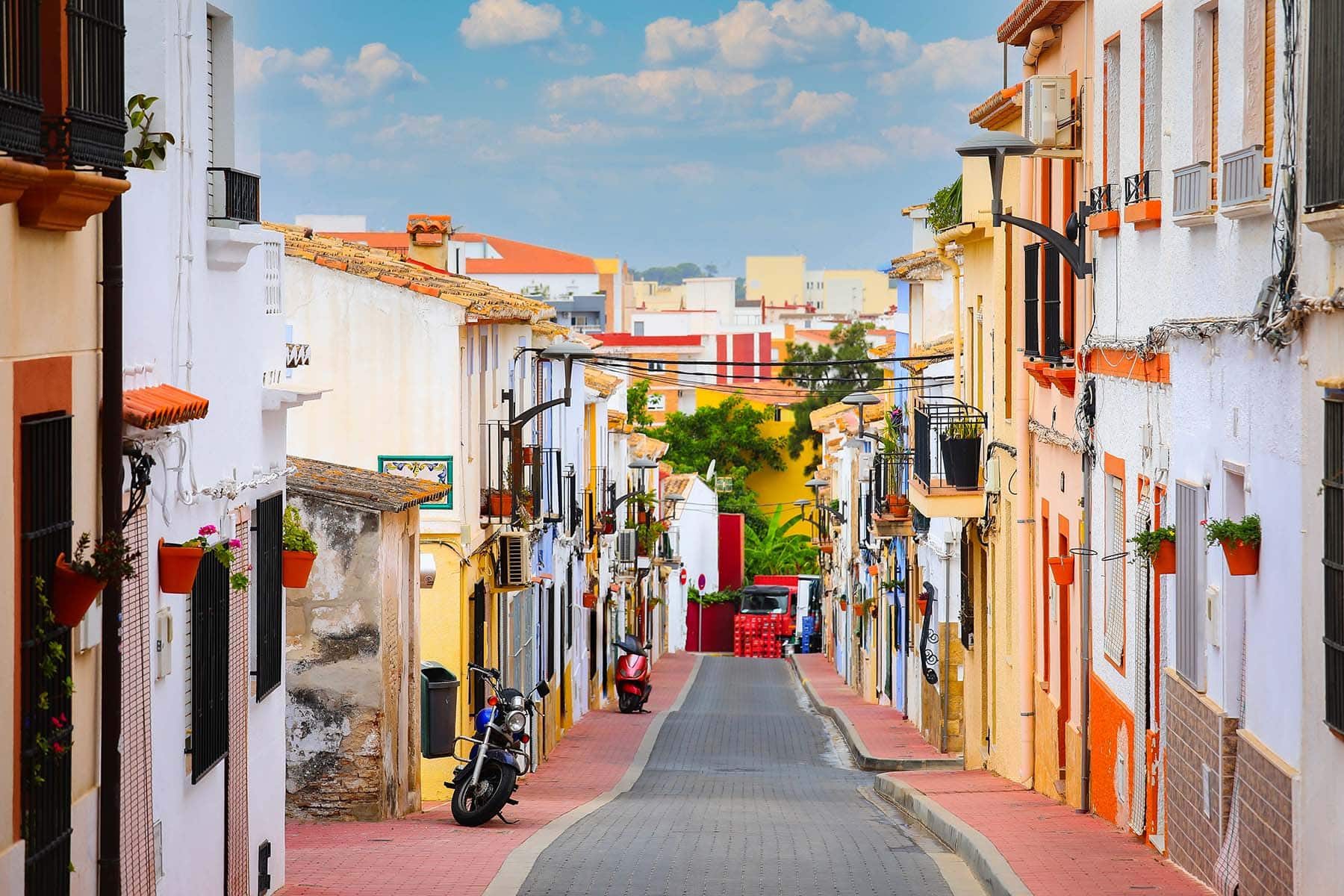 en smal gata mellan hus i en stad i Spanien