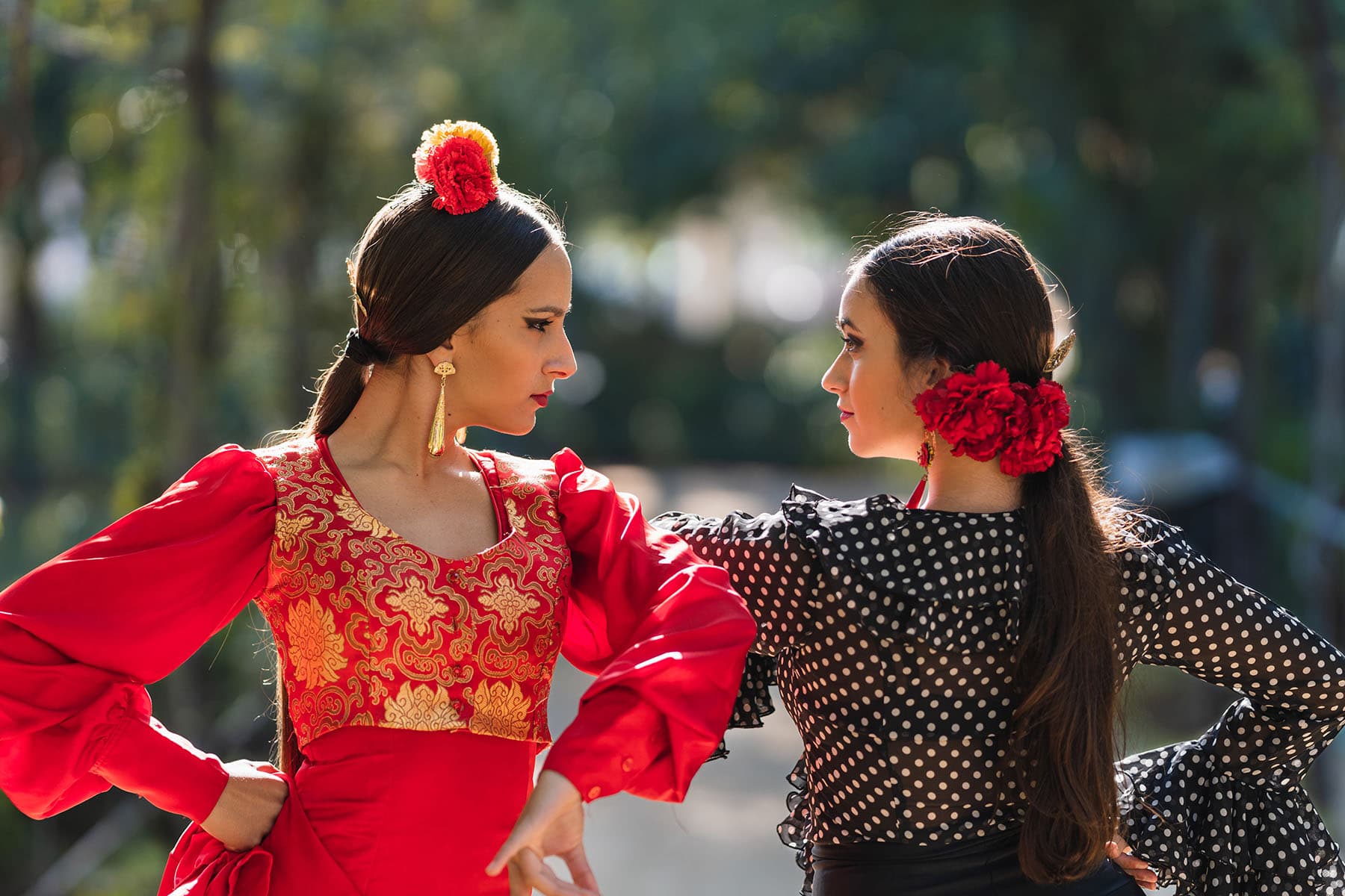 två spanska kvinnor dansar flamenco