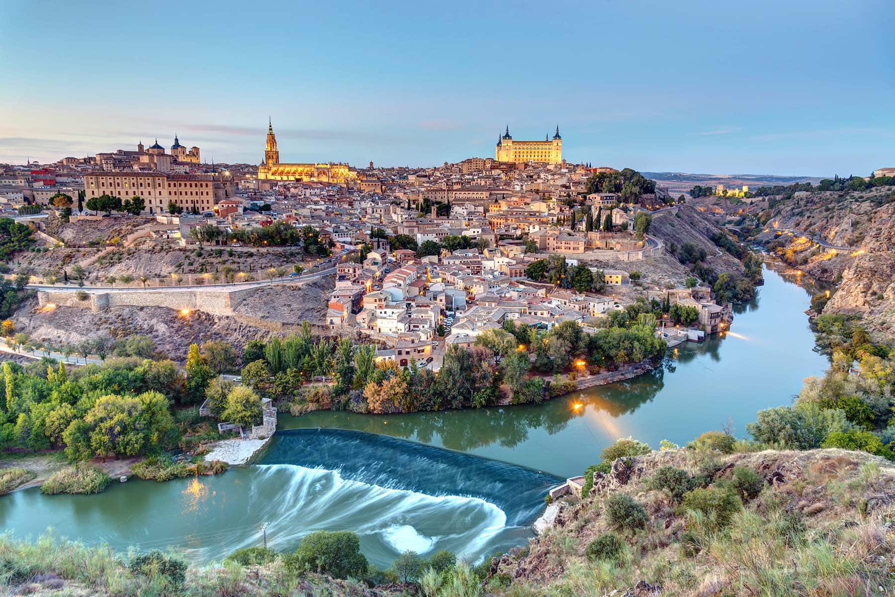 Barcelona i Spanien med en borg i bakgrunden