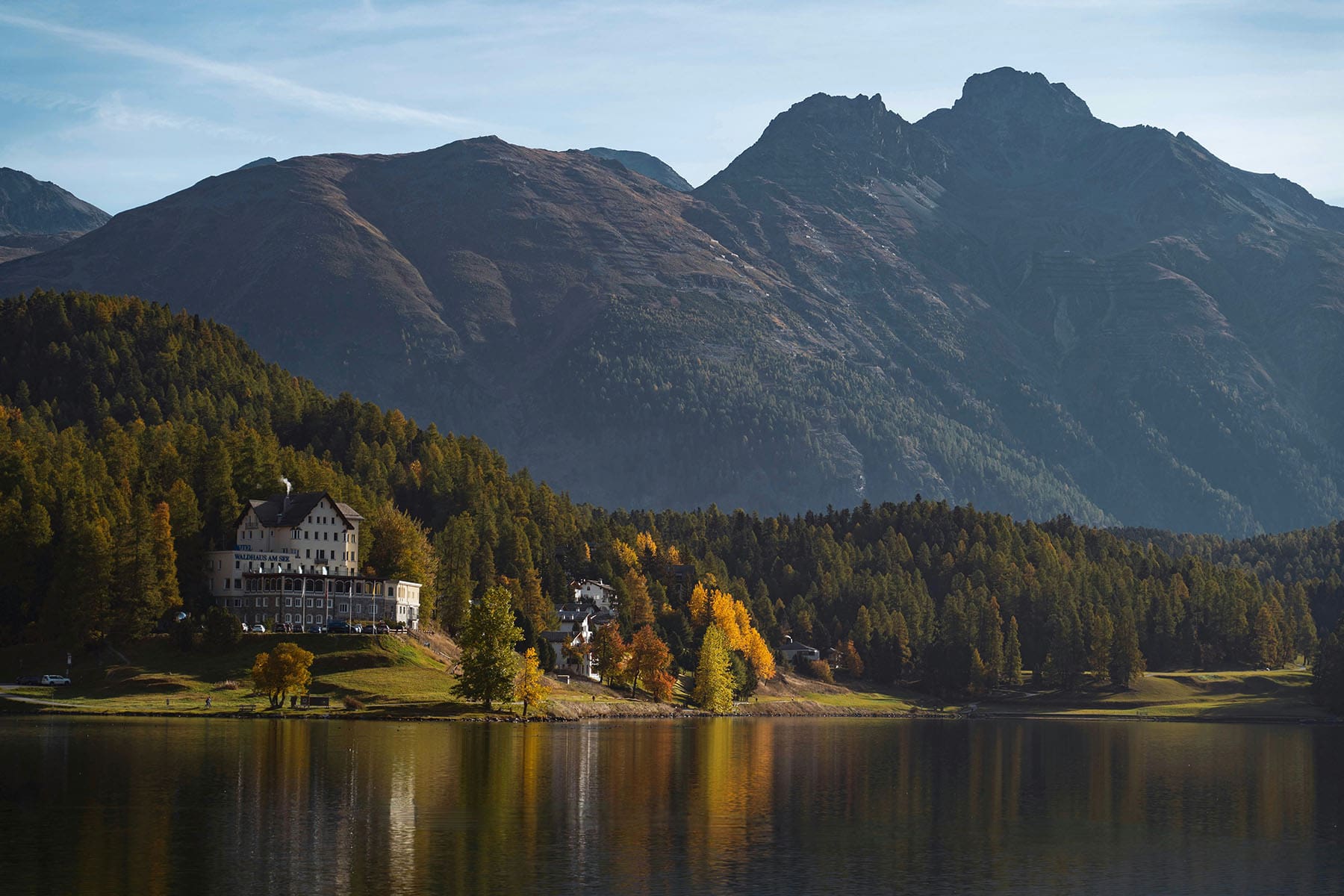 ett slott vid en insjö i St. Moritz