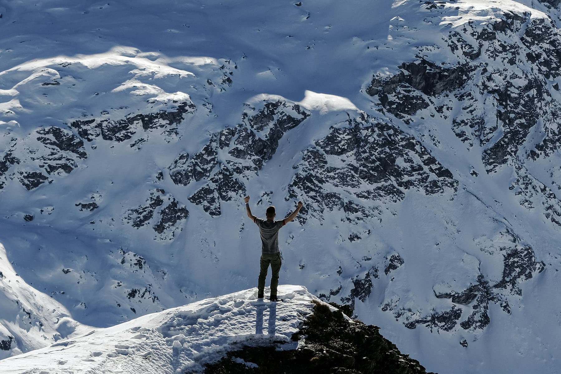 en person i alperna i schweiz