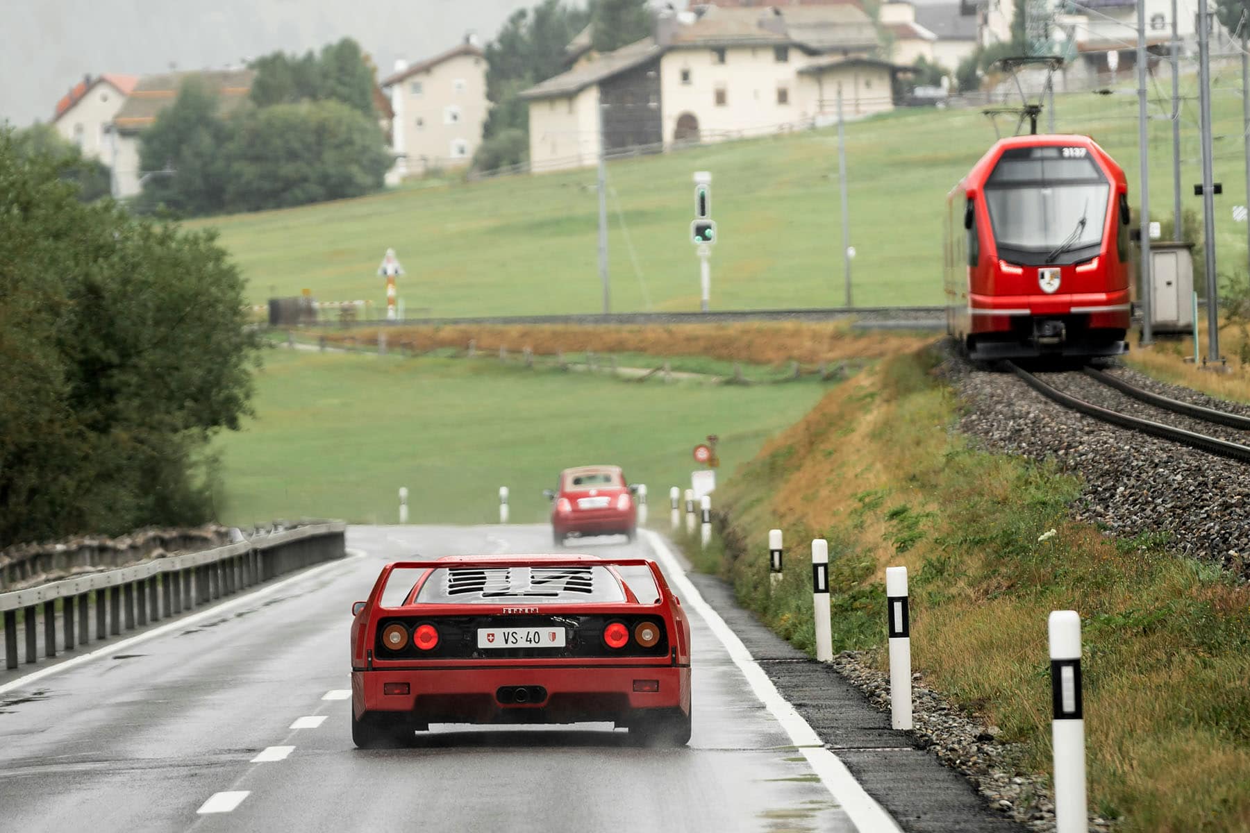 en ferrari och glaciärexpressen på samma bild