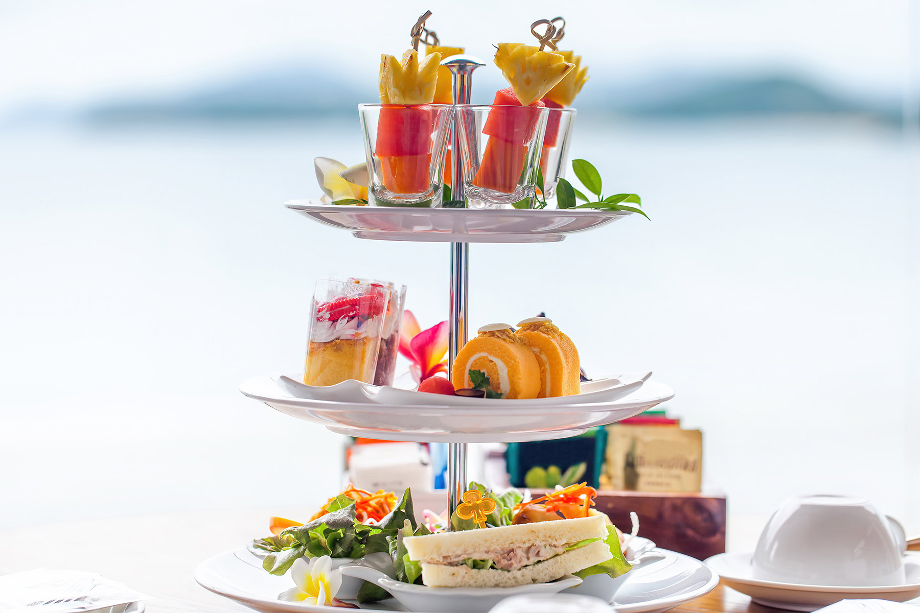 En typisk servering av Afternoon tea i Storbritannien
