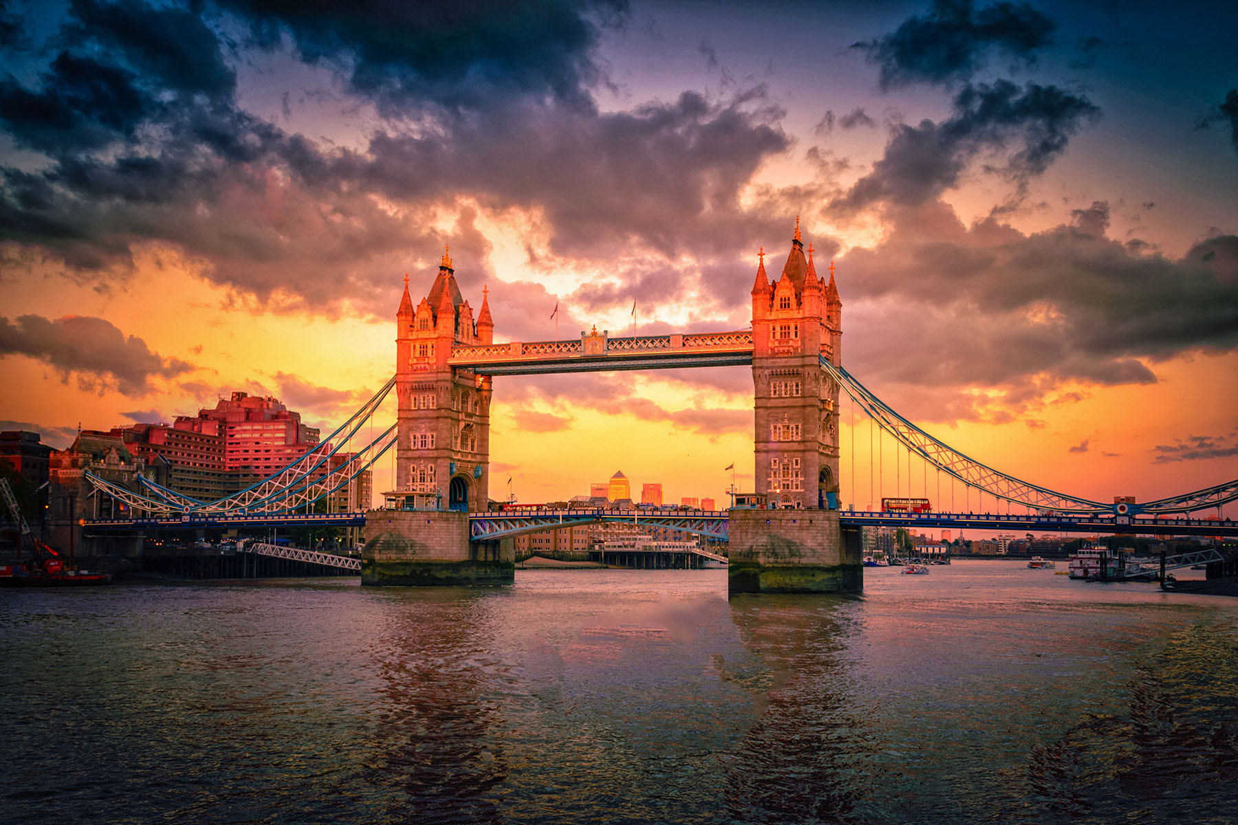 London Bridge i solnedgången i London, Storbritannien