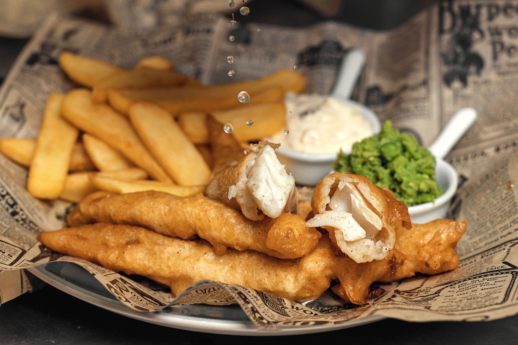 Fish and chips på ett typiskt serverad sätt i Storbritannien