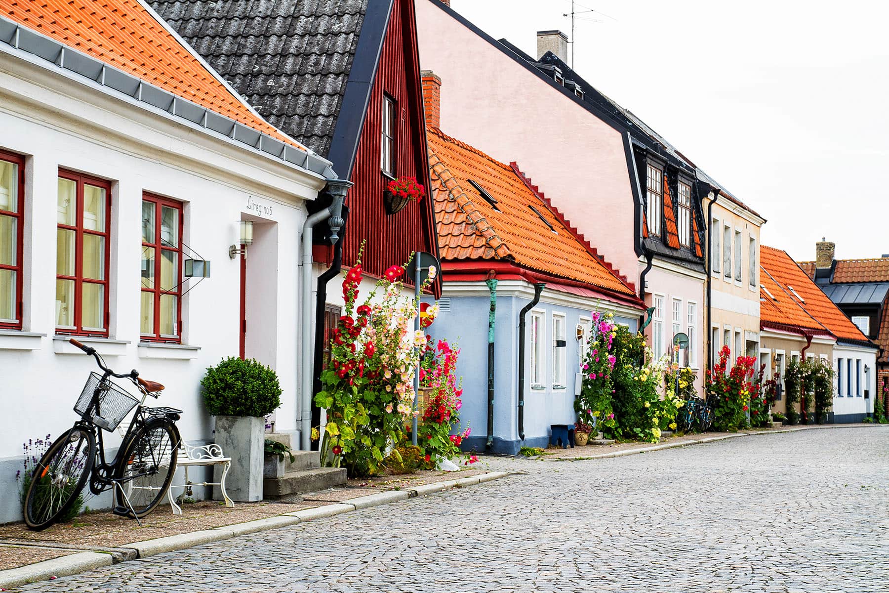 En gata i en mysig by i Sverige utanför Stockholm