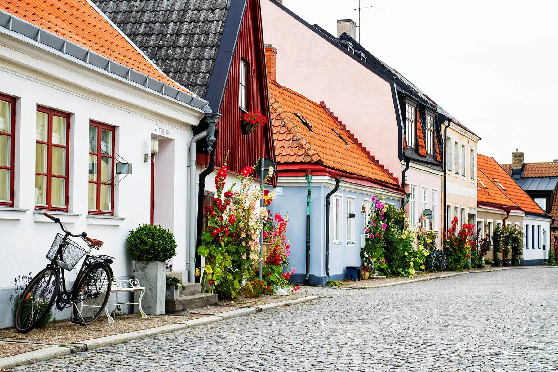 En gata i en mysig by i Sverige utanför Stockholm