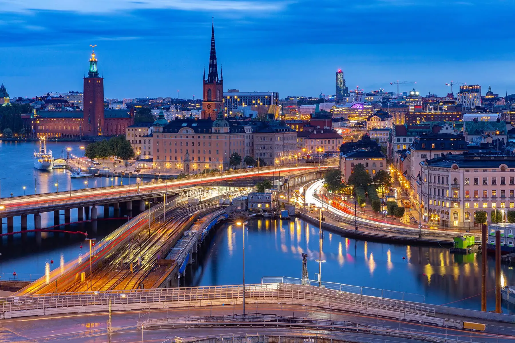 flera bron i Stockholm om kvällen