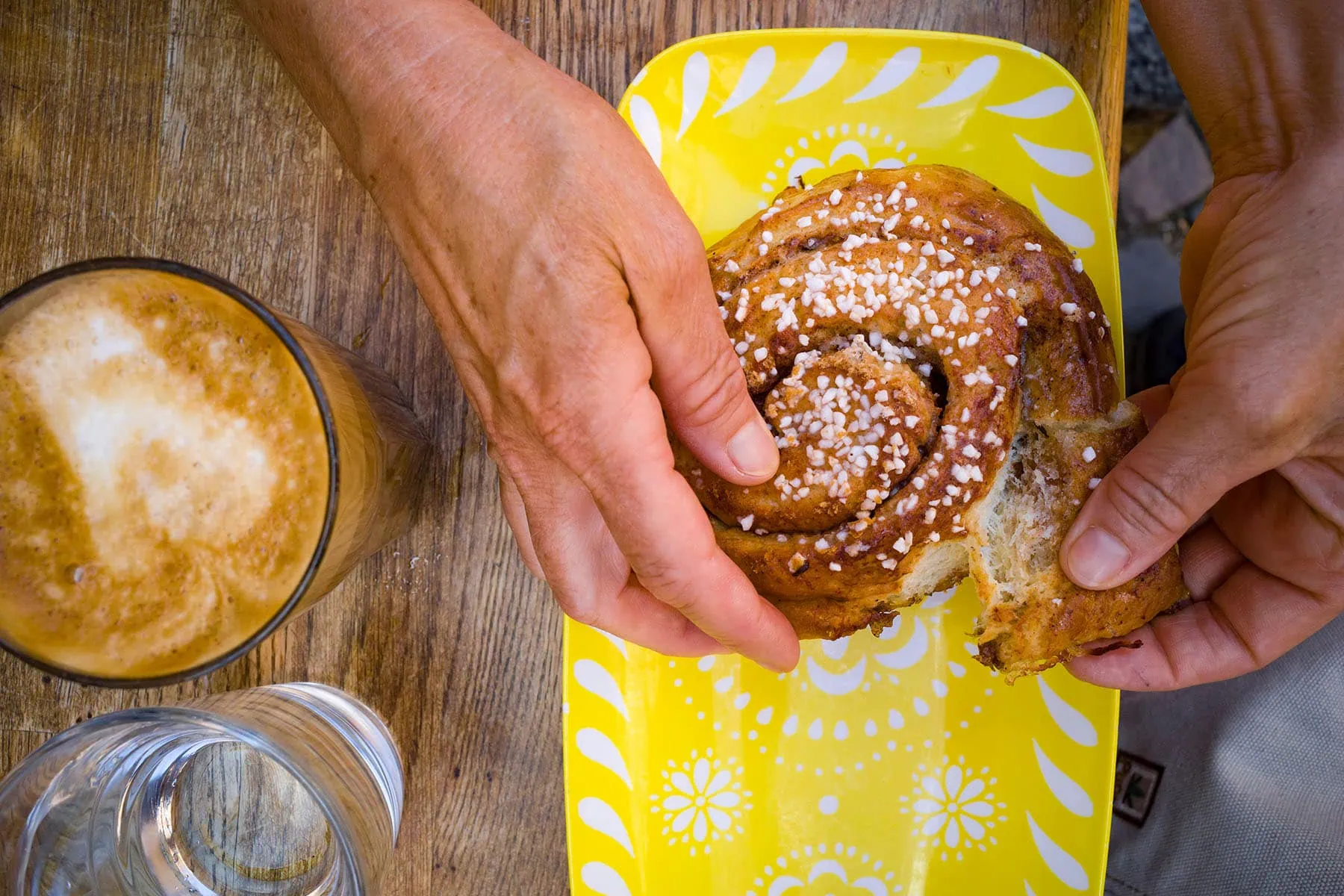 En smaskig kanelbulle som är fikabrödet i Sverige