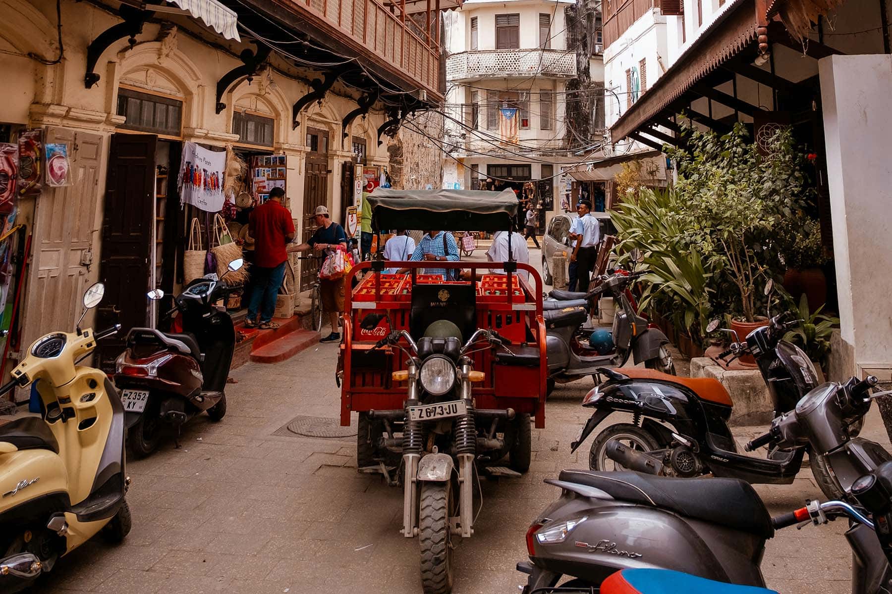 stadsbild i Tanzania med folkliv