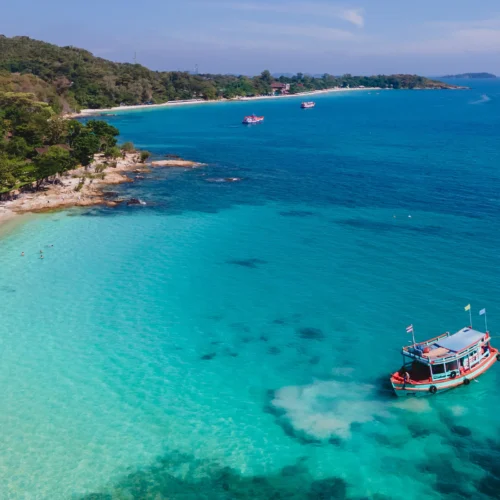 En vit strand på Koh Samet längs kusten av ön