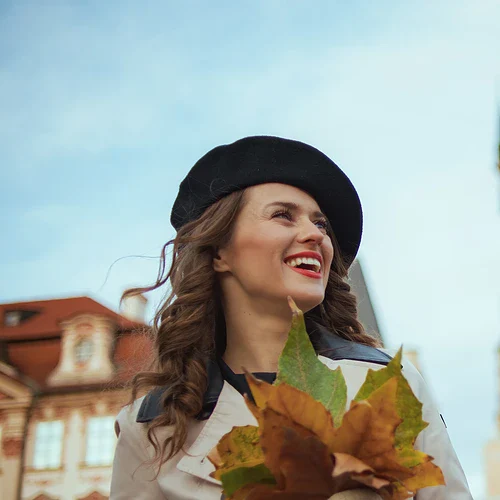 En glad tjej i Prague i Tjeckien