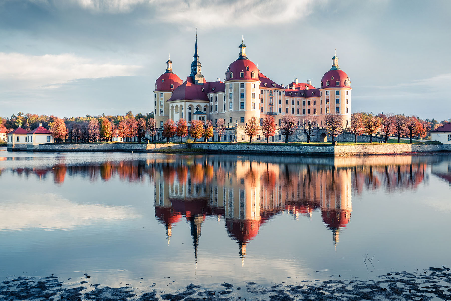 en tysk kursgård vid sjön som speglar sig