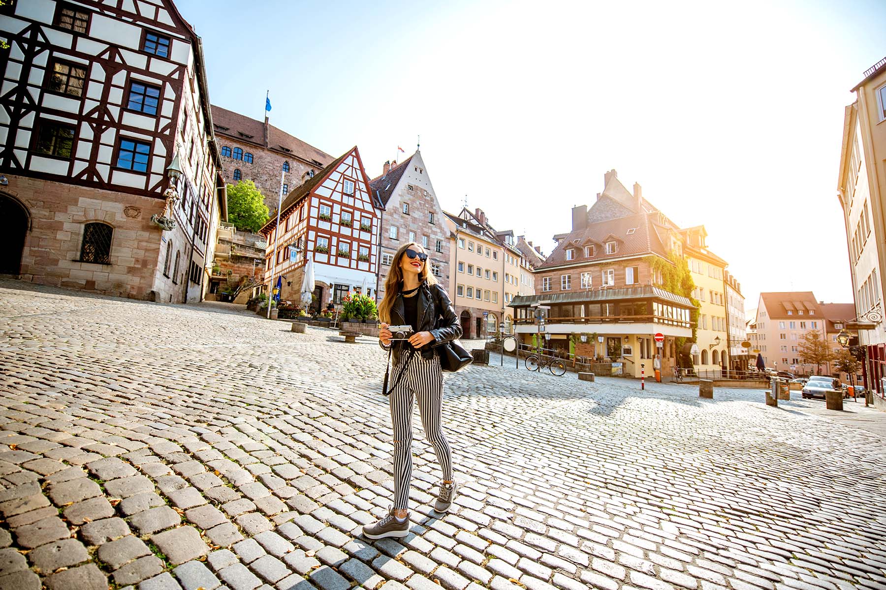 en ung tjej turistar på ett torg i en by i Tyskland