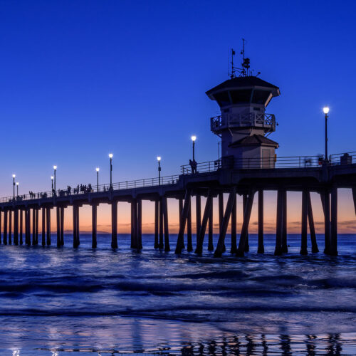 En pir vid havet om kvällen i California i USA