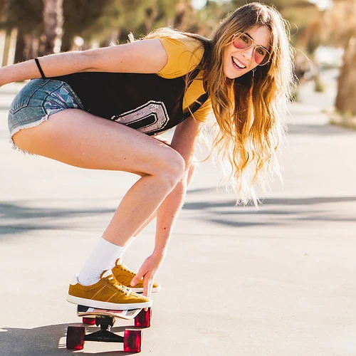 En Amerikanska på skateboard på Venice Beach i Kalifornien