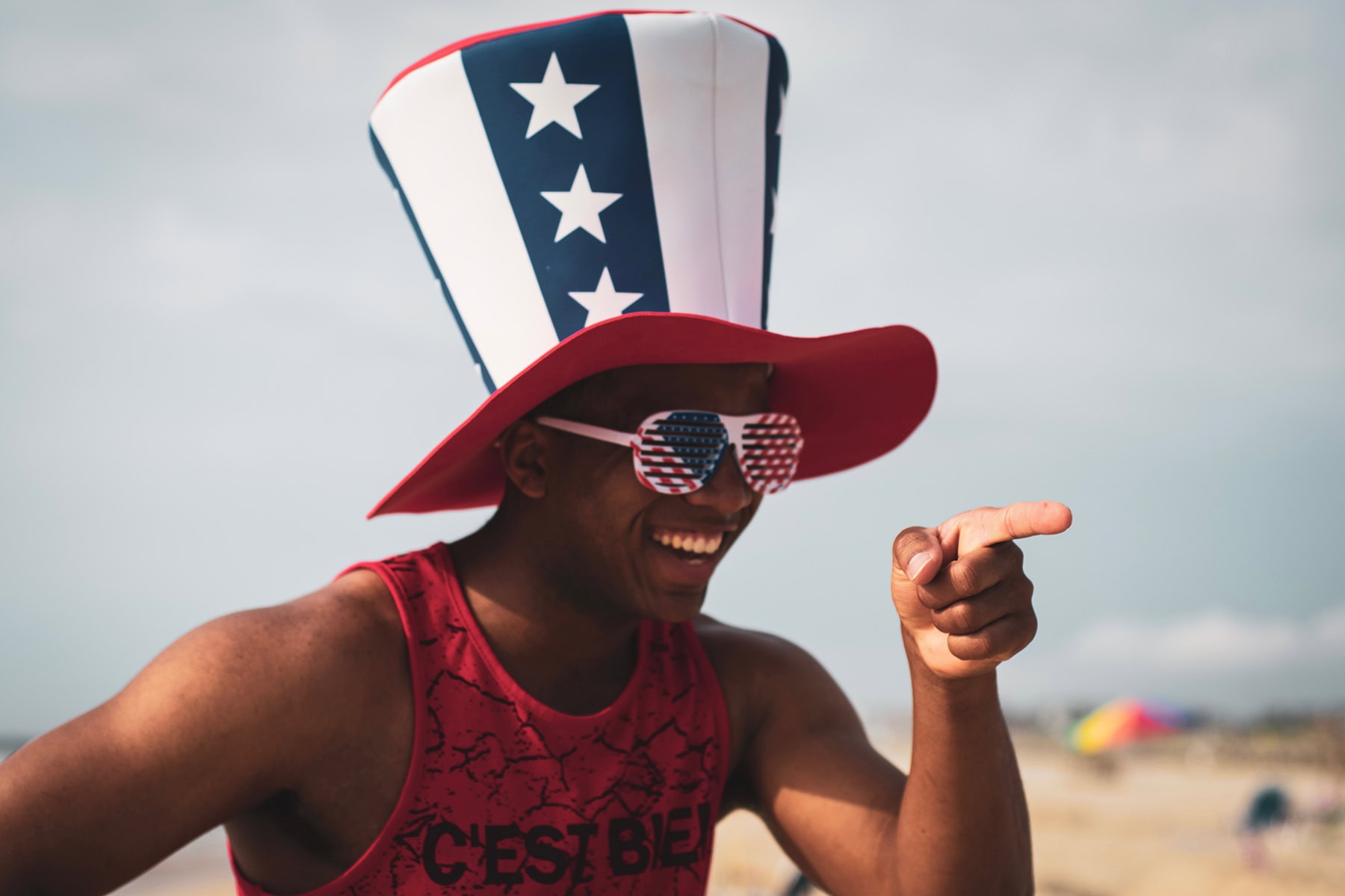 En amerikan med en hatt i USAs färger och stjärnor