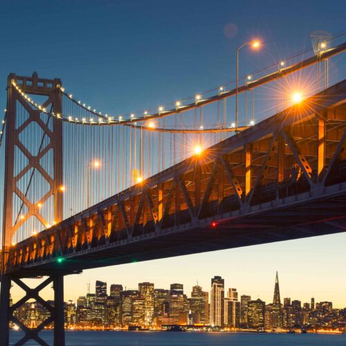 Bay Bridge i San Fransisco i kvällsljus