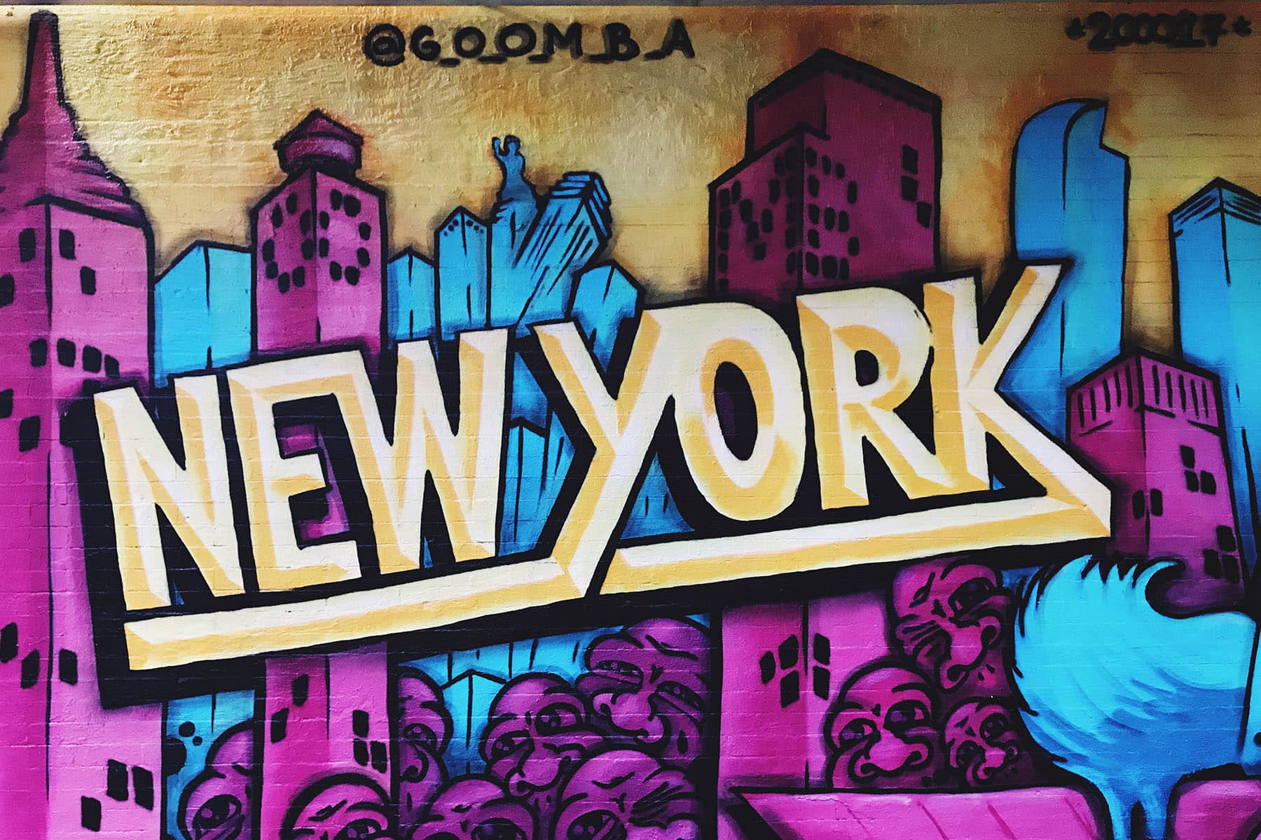 Graffitti på en vägg med orden New York i USA