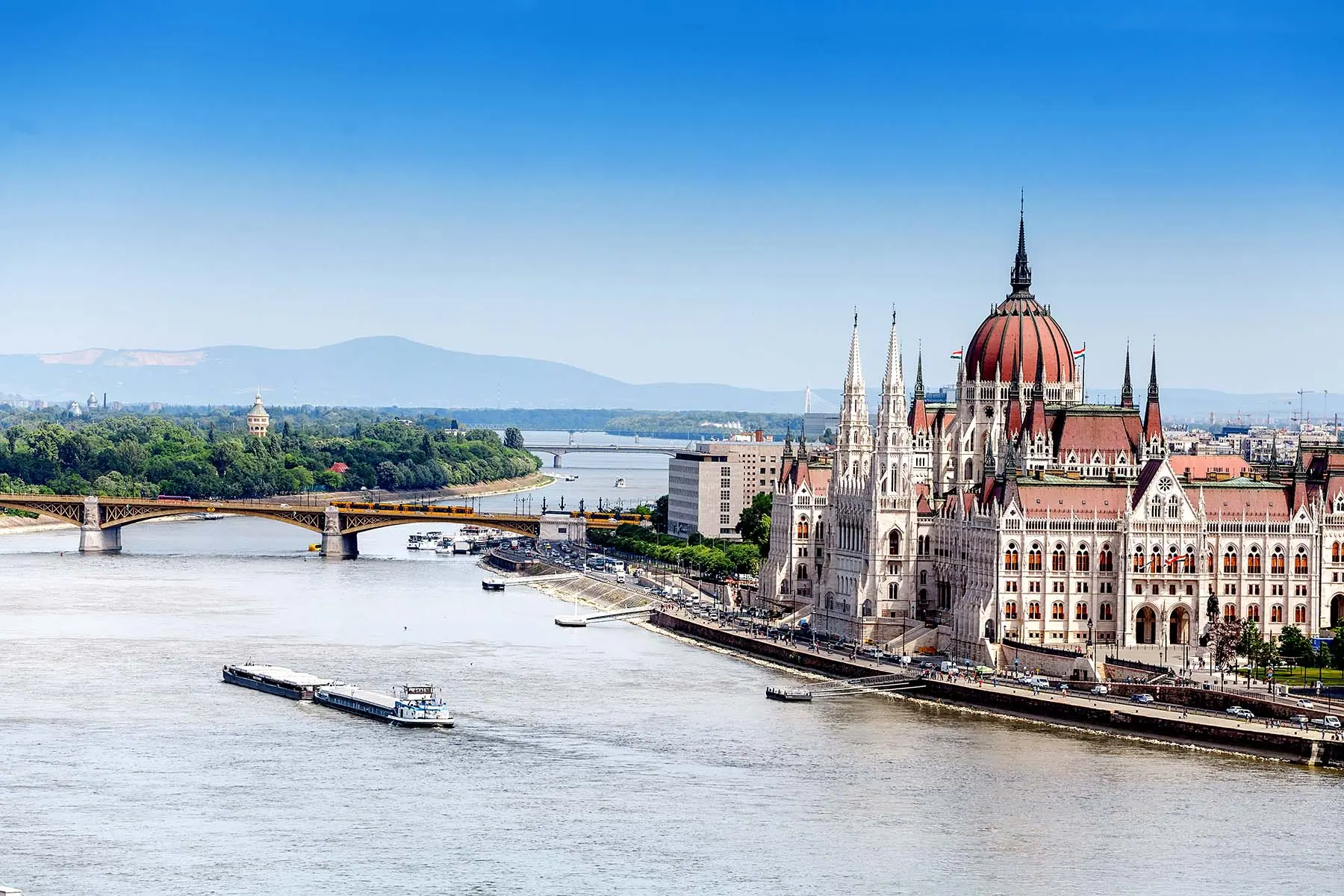 Parlamentet i Budapest vid älven
