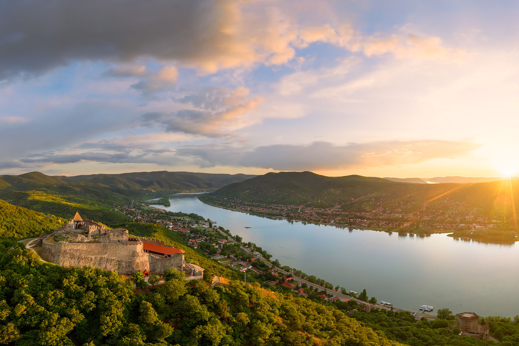 ett slott i Ungern i naturen
