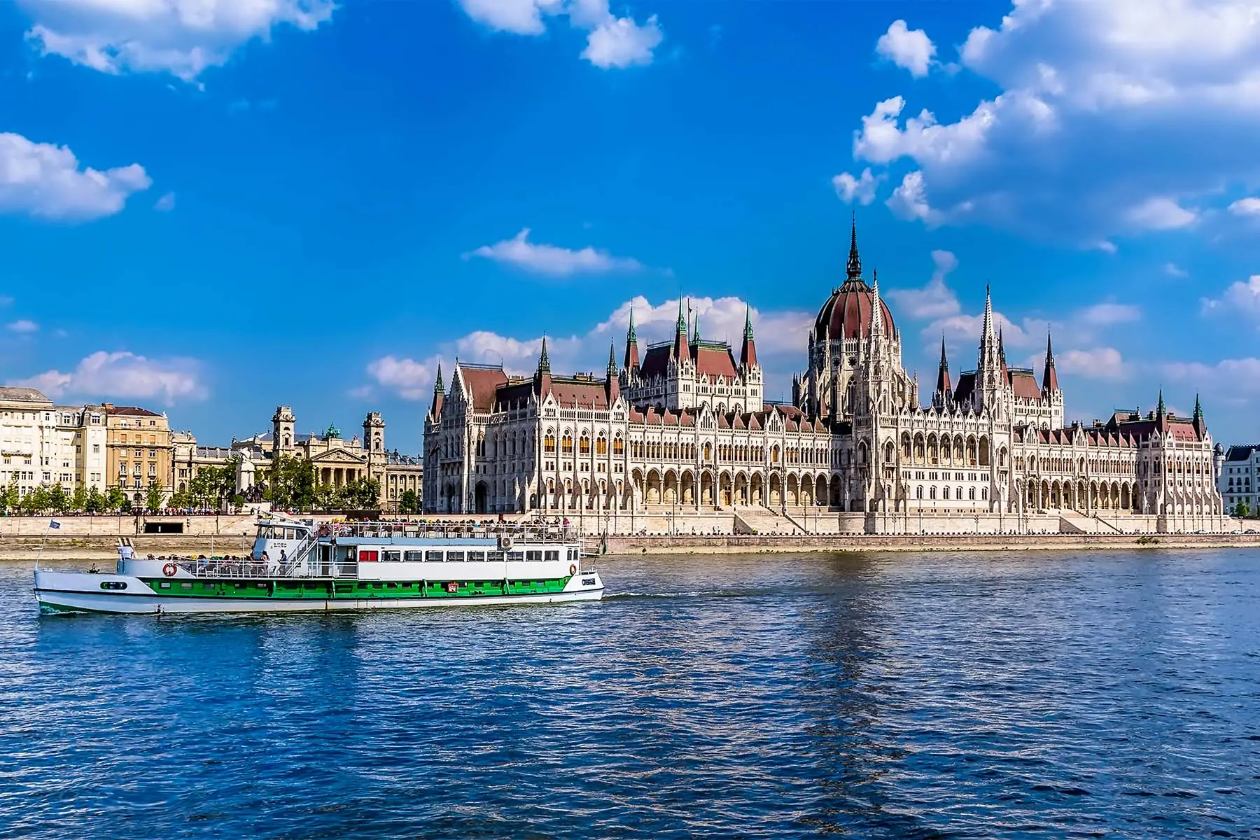 Parlamentet i Budapest vid vattnet 