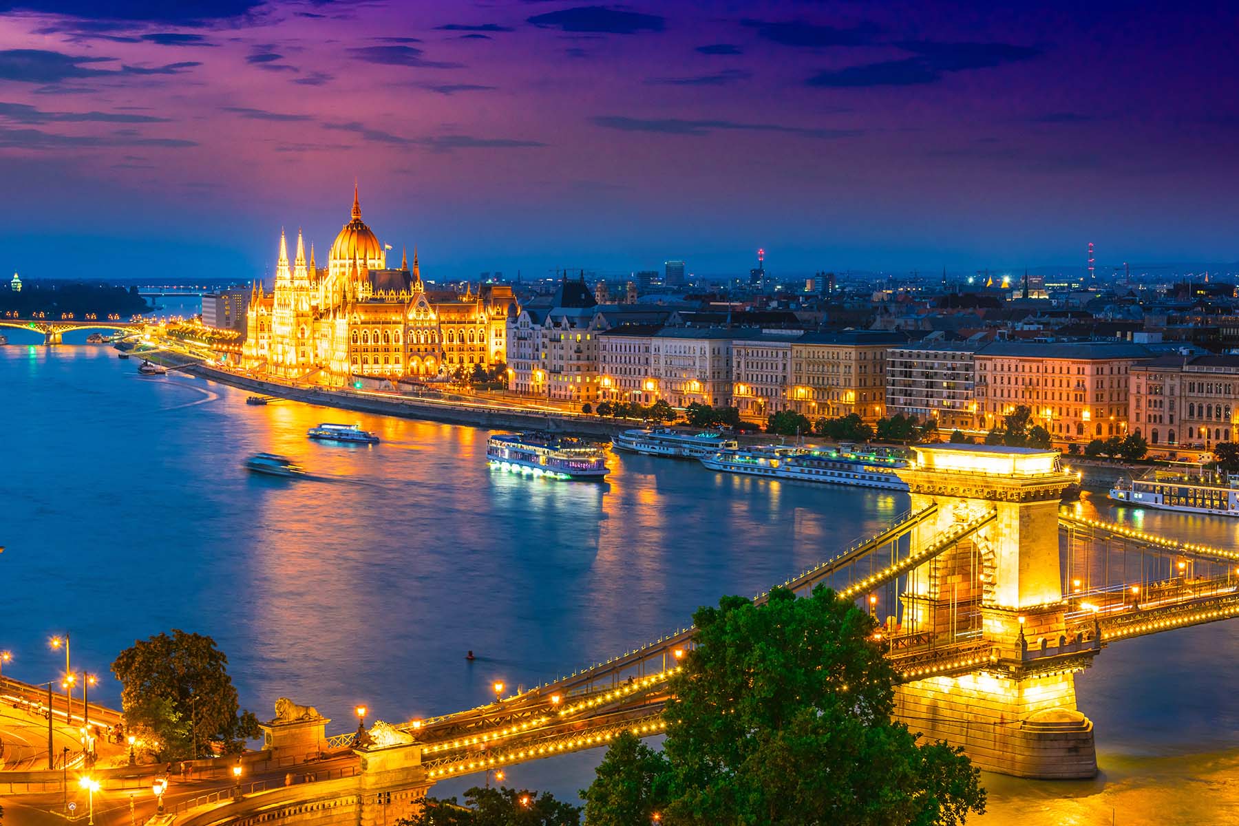 en storstad i Ungern på kvällen 