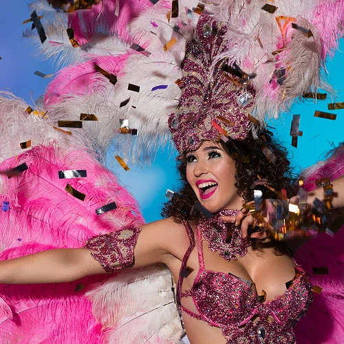 En glad kvinna i Uruguay som dansar i färgrika karneval kläder