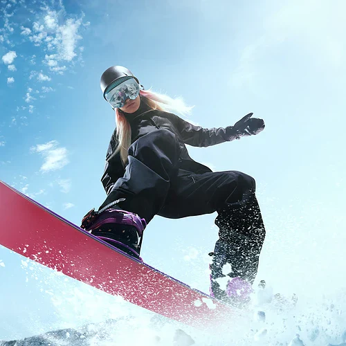 Skidåkare i snölandskap under klarblå himmel, utomhus vinteraktivitet, sport och äventyr.