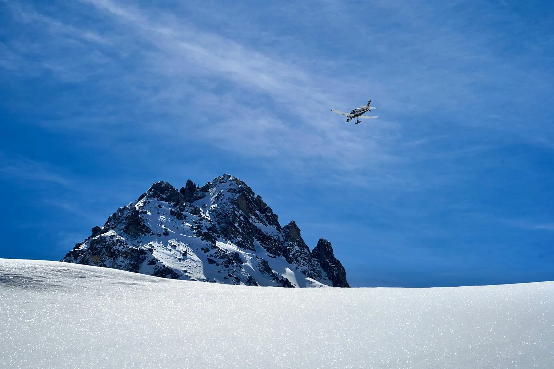 ett litet flygplan i alperna
