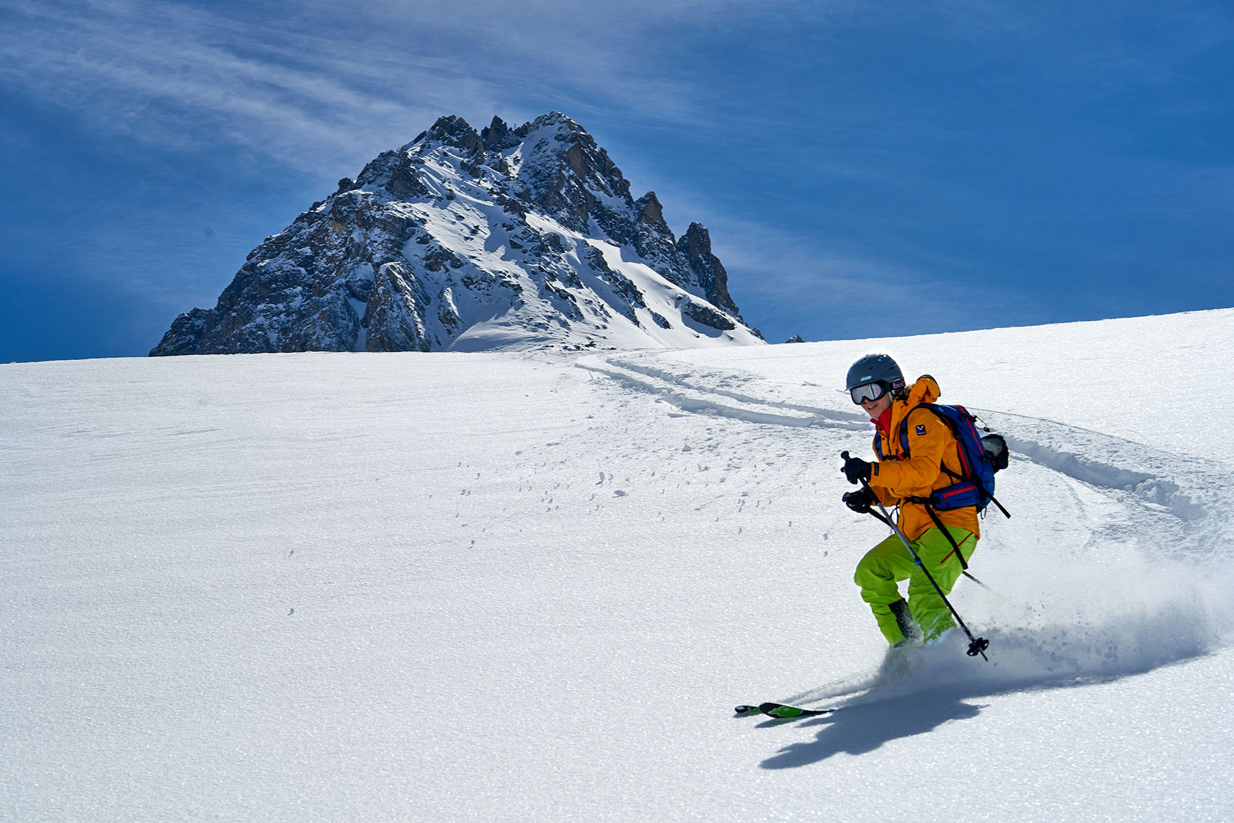 en alpinist på skidor i Val d'Isere