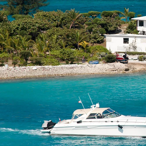Lyxig yacht i Bahamas, omgiven av turkost vatten och gröna palmer, perfekt för avkoppling och båtturer i den karibiska övärlden.