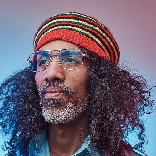 en mann från Jamaica med solglasögon och Jamaica-mössa i Jamaica-färger