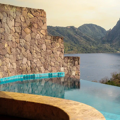 lyxig utsikt från en pool mot bergen på St. Lucia i Västindien