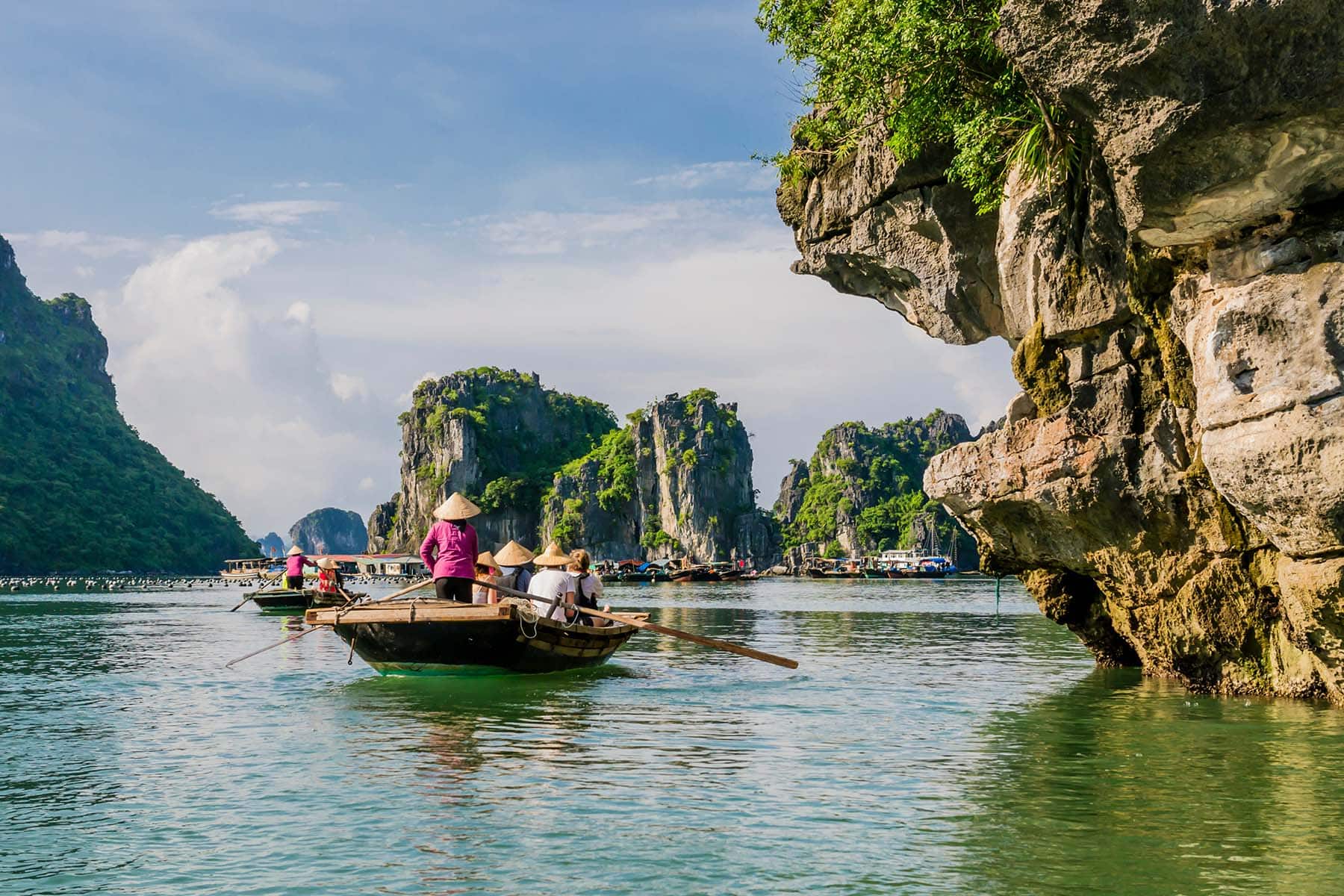 båtar på en sjö i Vietnam