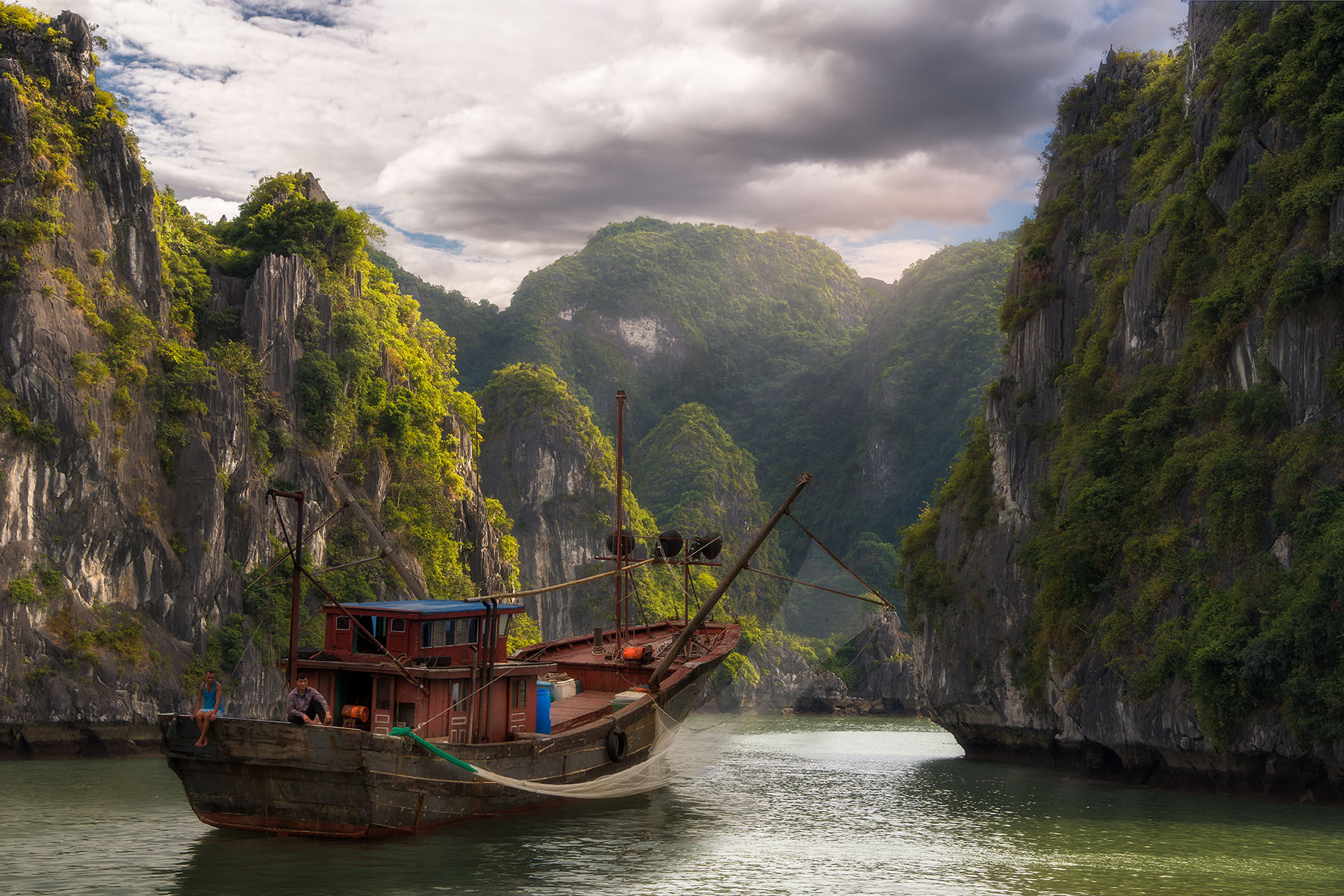 en Vietnamesisk båt i en fjord i Vetnam
