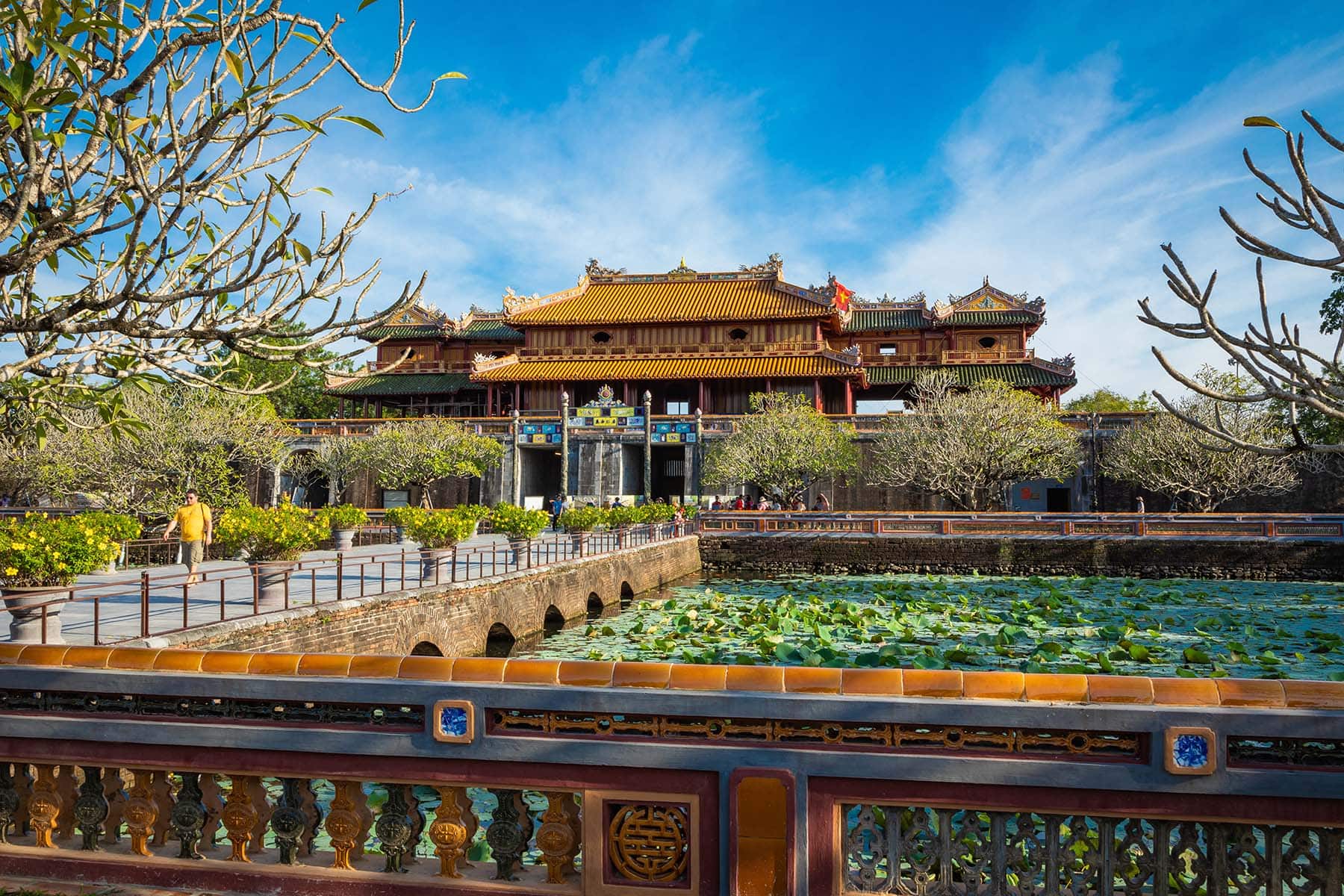 ett tempel i Vietnam omgiven av grönt och vatten