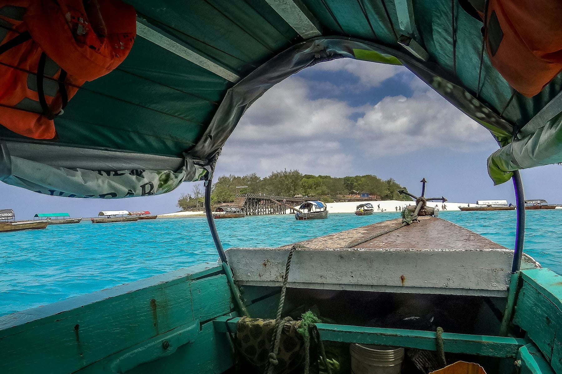 en båt på väg mot zanzibars vita stränder