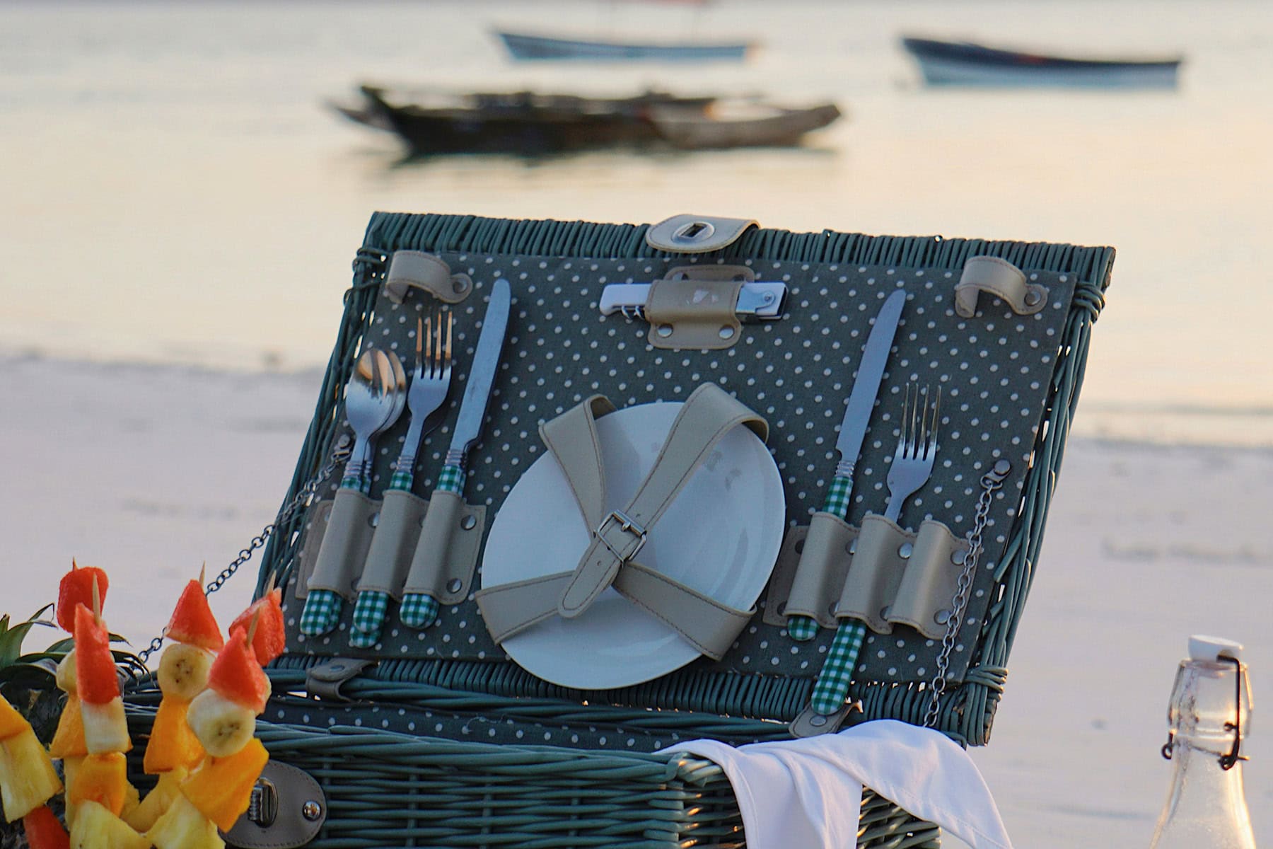 en picknik korg på stranden på zanzibar