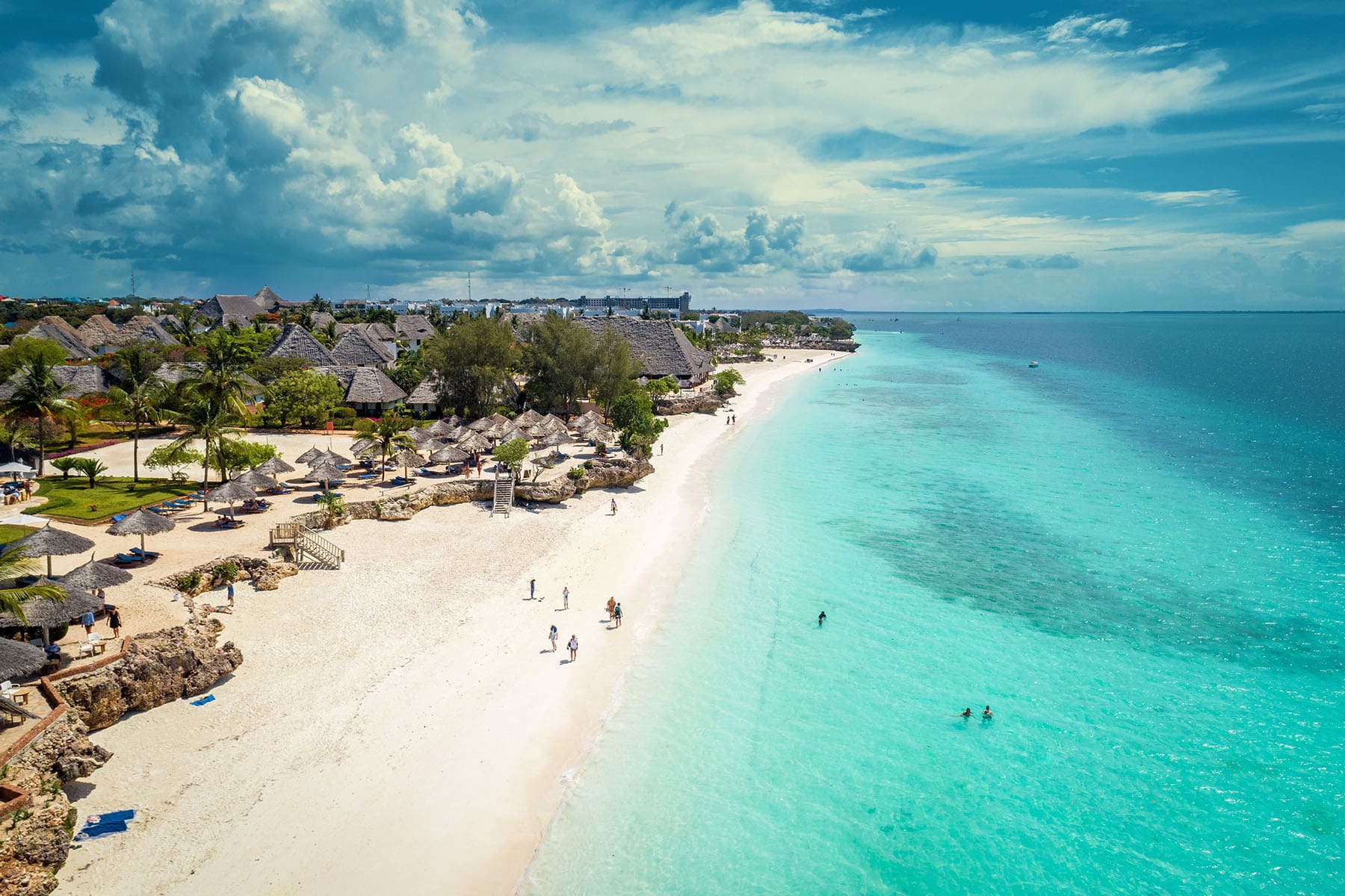 en vacker vit strand på Zanzibar