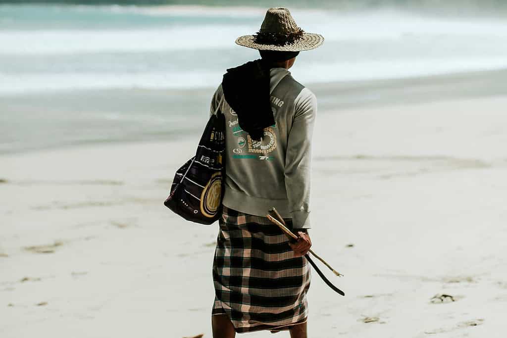 en mann från bali på en strand