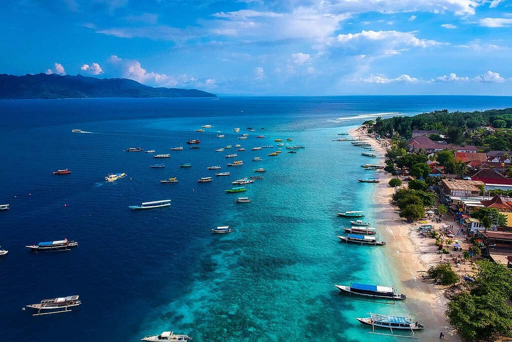 kust på Indonesien med  båtar