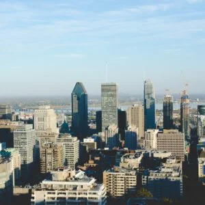 Skyskrapa i Toronto, Kanada, med CN Tower som dominerar stadens skyline och vattnet i förgrunden. Perfekt för att illustrera Kanadas moderna stadsmiljöer.