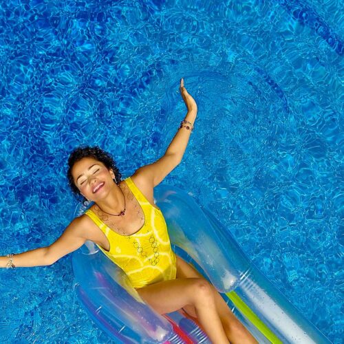 glad tjej i en pool
