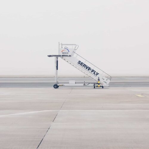 Flygplansrullband för bagagehantering på flygplatsen, tomt och väntande på passagerare.