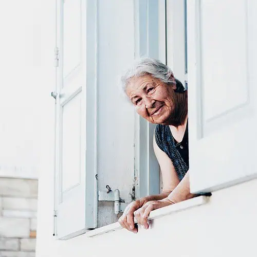 en grekisk kvinna i ett fönster